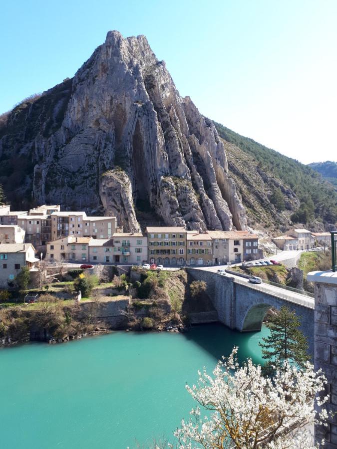 Les MIRABELLES chambres d'hôtes Sisteron Exterior foto